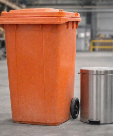 Chọn thùng rác cho nhà xưởng: Nhựa hay kim loại?